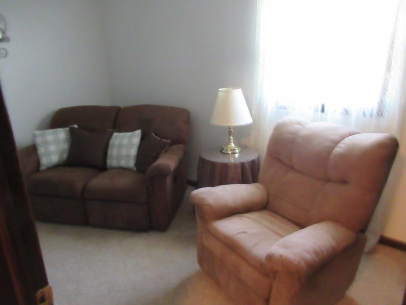 204 W 3rd St, Hills, MN 56138