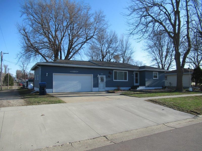204 W 3rd St, Hills, MN 56138