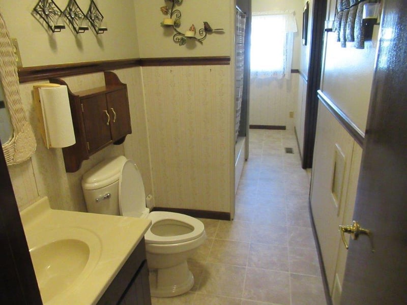 204 W 3rd St, Hills, MN 56138