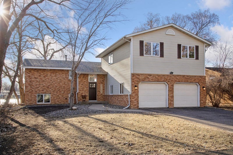 15620 Lac Lavon Dr, Burnsville, MN 55306