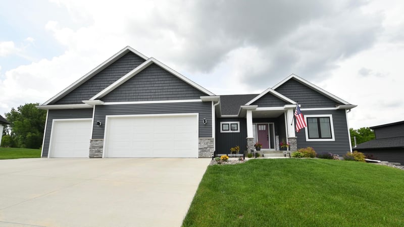 530 Mulligan Dr, Zumbrota, MN 55992