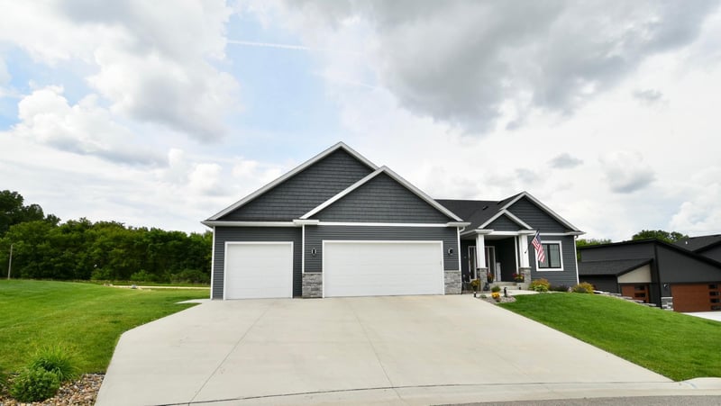 530 Mulligan Dr, Zumbrota, MN 55992