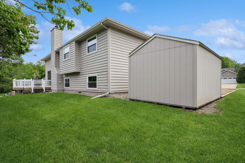 385 Highwood Drive Cir, Chaska, MN 55318