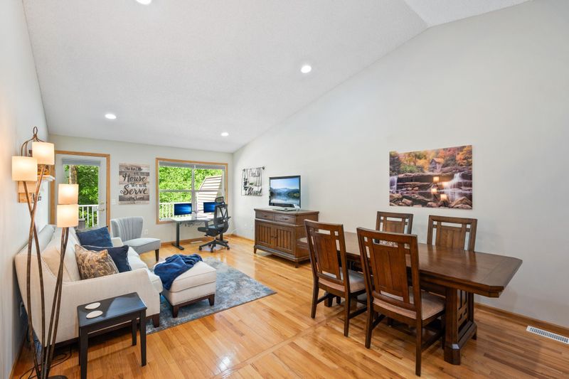 911 Oakwood Heights Cir #2, Eagan, MN 55123