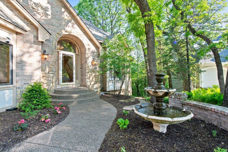 803 Promontory Pl, Eagan, MN 55123