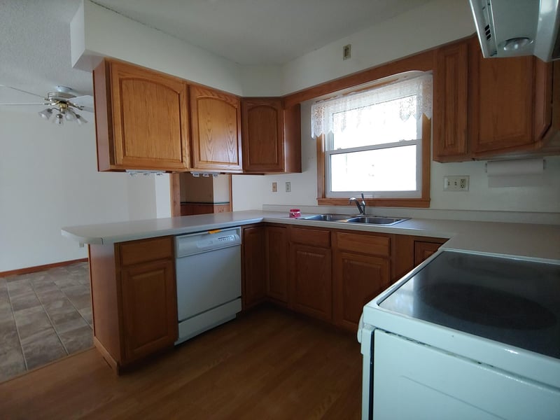1024 N 7th St, Warren, MN 56762