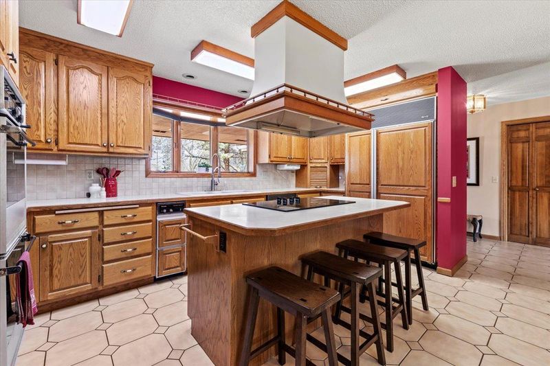 4585 Pioneer Trl, Medina, MN 55340
