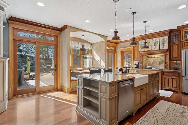 8425 Kelzer Pond Dr, Victoria, MN 55386