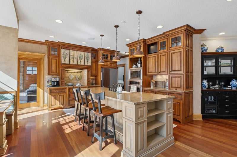 8425 Kelzer Pond Dr, Victoria, MN 55386