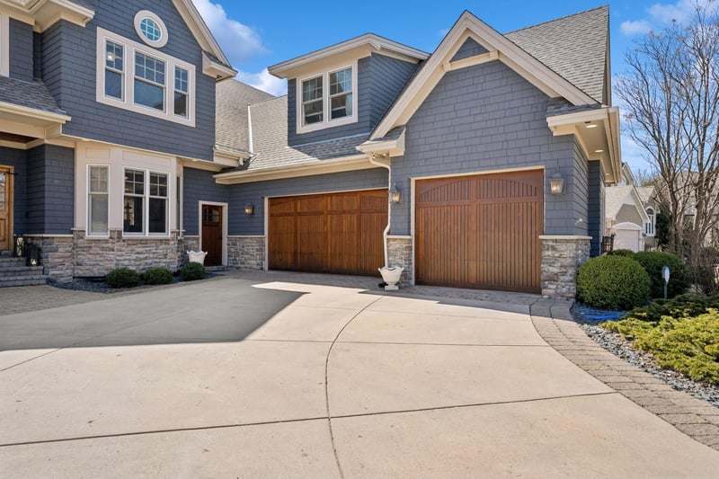 8425 Kelzer Pond Dr, Victoria, MN 55386