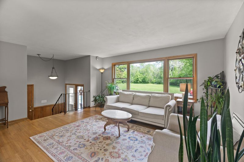 2166 Larry Ho Dr, Saint Paul, MN 55119