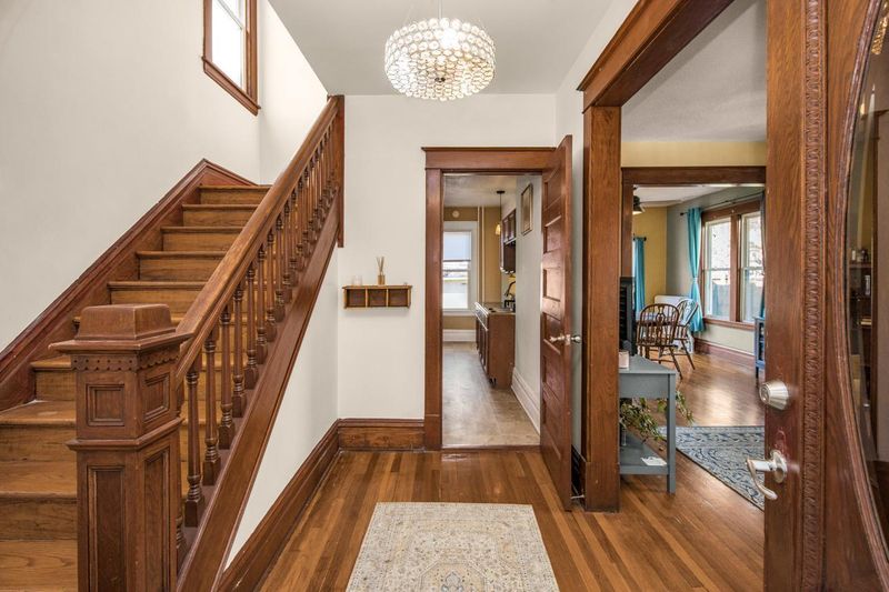 925 Thomas Ave, Saint Paul, MN 55104