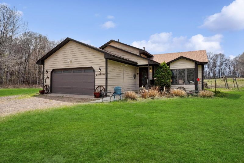 35292 Central Dr NE, Cambridge, MN 55008