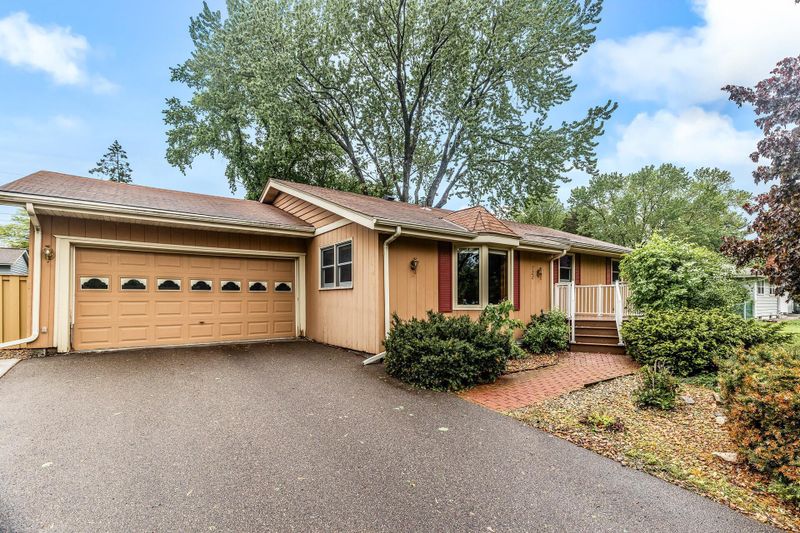 722 Navajo Ln, Mendota Heights, MN 55120