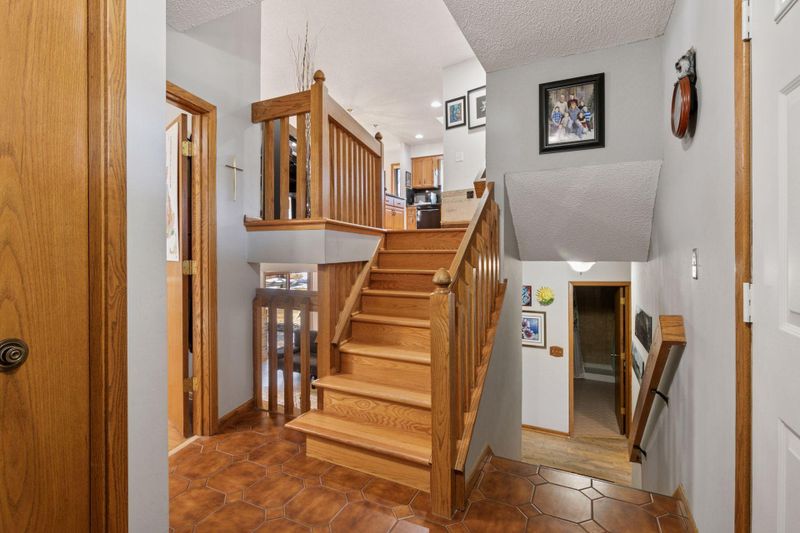 1001 Gramsey Pl, Burnsville, MN 55306