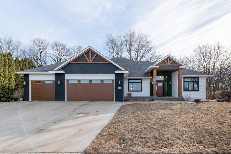 2110 Coventry Ln, North Mankato, MN 56003