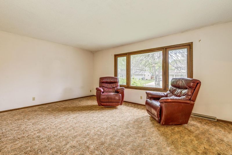 980 Carlton Dr, Shoreview, MN 55126