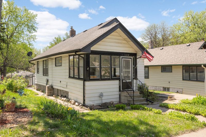 1104 6th St E, Saint Paul, MN 55106