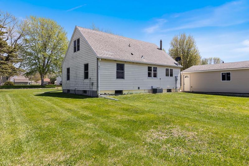 305 Lorrain St, Milroy, MN 56263