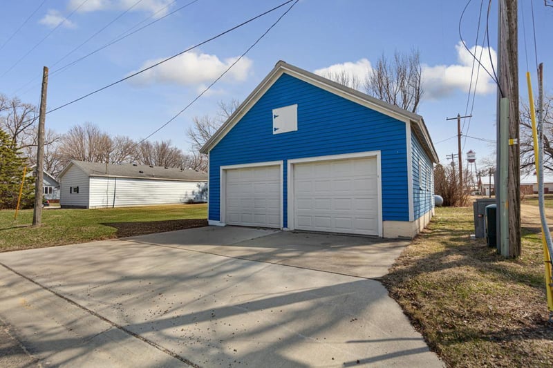 137 2nd Ave N, Waldorf, MN 56091