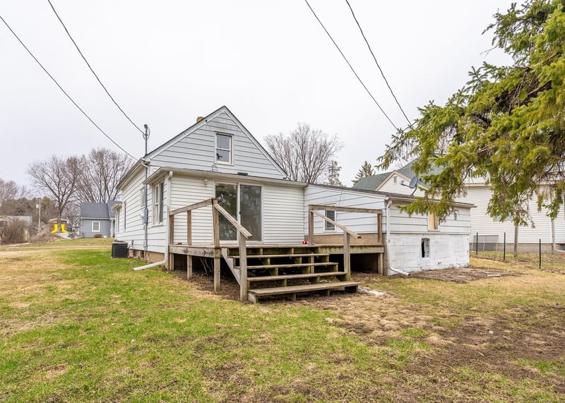 692 N Eau Claire St, Mondovi, WI 54755