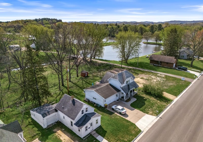 692 N Eau Claire St, Mondovi, WI 54755