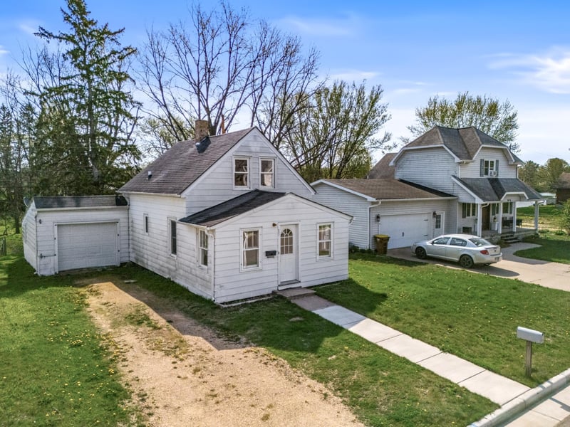 692 N Eau Claire St, Mondovi, WI 54755