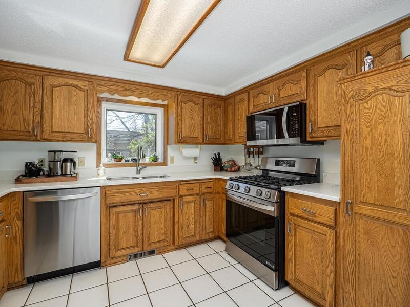 926 Park St, Anoka, MN 55303