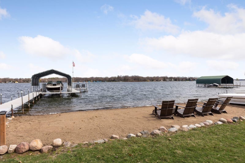 10 Woodlane St, Tonka Bay, MN 55331
