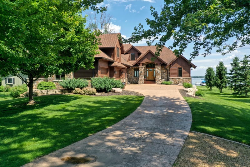 623 N Shore Dr, Forest Lake, MN 55025