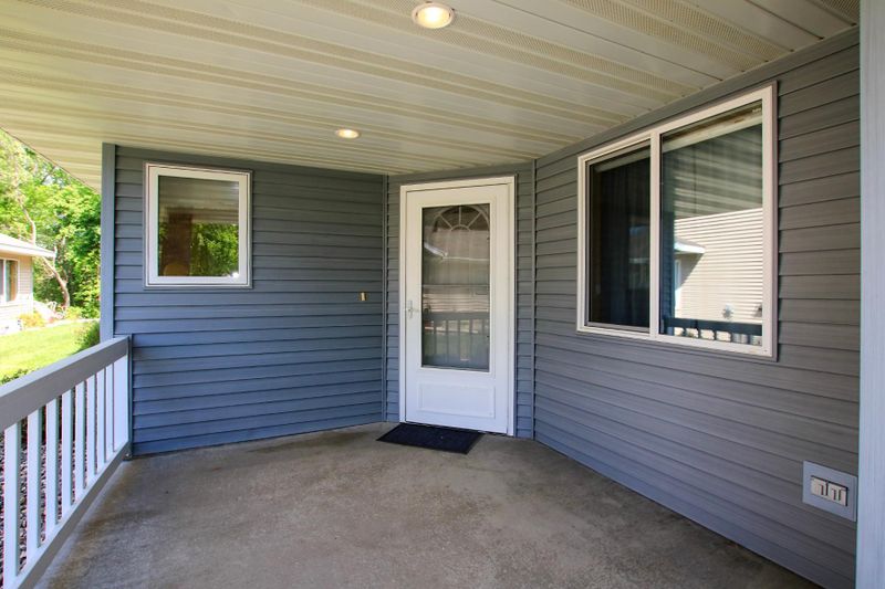 817 Hillcrest Rd NE, Hutchinson, MN 55350