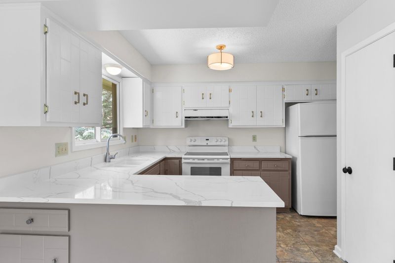 9824 Squire Ln, Eden Prairie, MN 55347