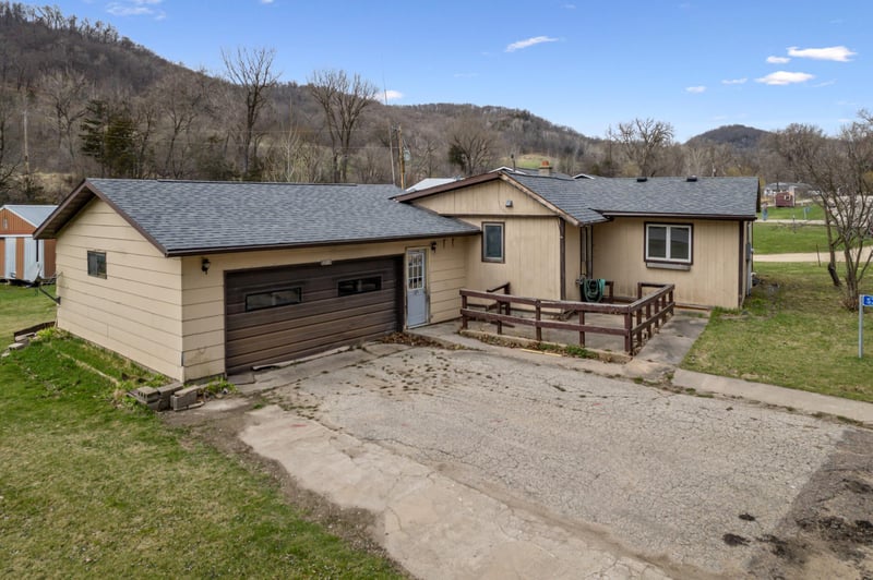 S3559 Chicken Valley Rd, Fountain City, WI 54629