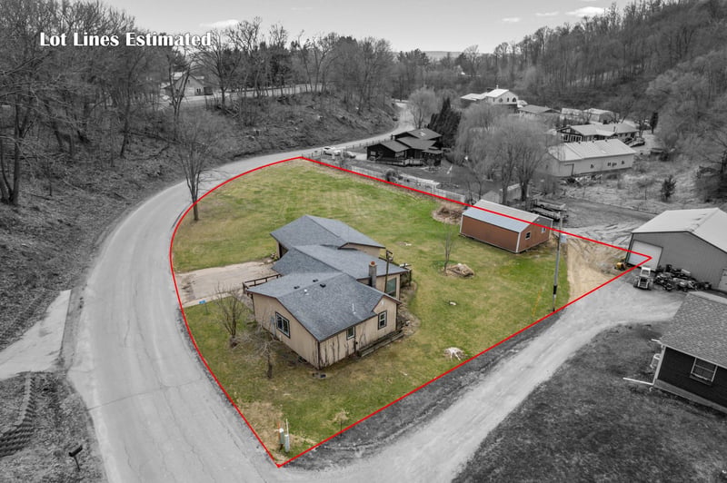 S3559 Chicken Valley Rd, Fountain City, WI 54629