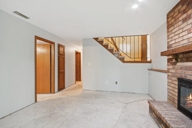 5881 Covington Ln, Minnetonka, MN 55345