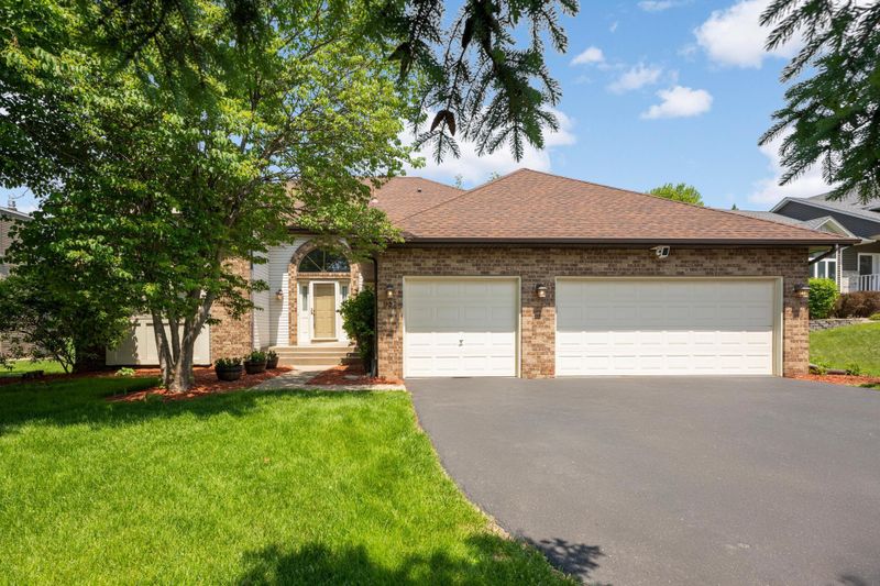 1127 Ridge Bluff Dr, Chaska, MN 55318