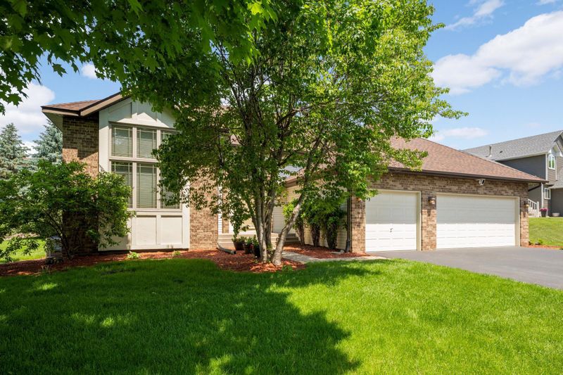 1127 Ridge Bluff Dr, Chaska, MN 55318