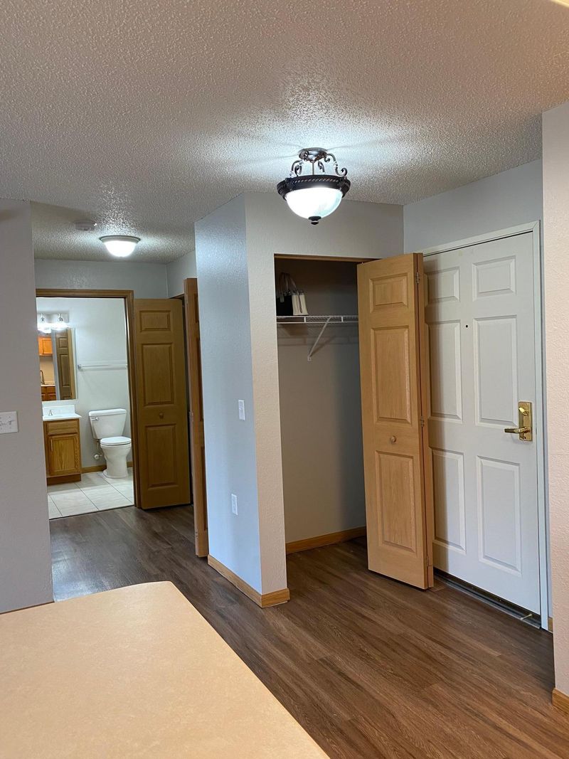 1321 Lake Dr W #106, Chanhassen, MN 55317