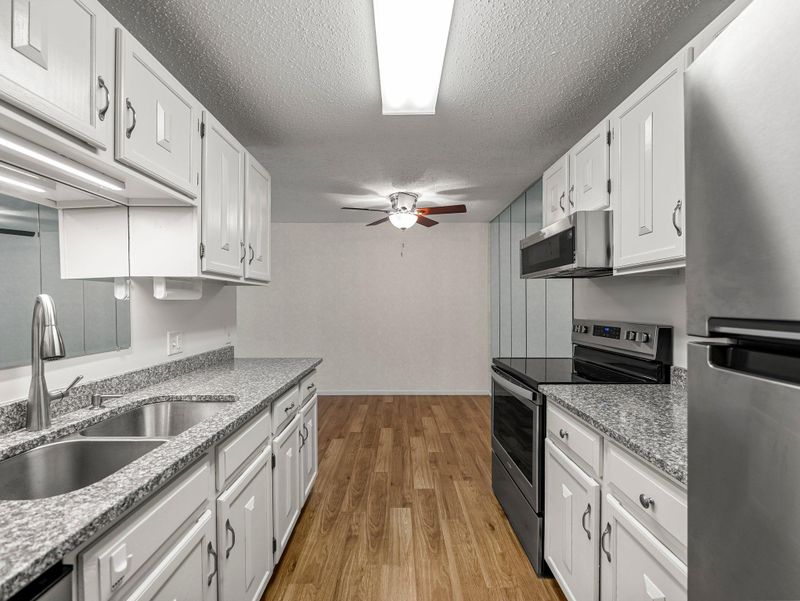 3917 Heritage Hills Dr #101, Bloomington, MN 55437