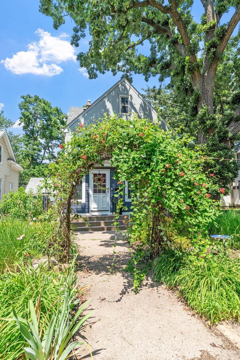 1437 Como Ave, Saint Paul, MN 55108
