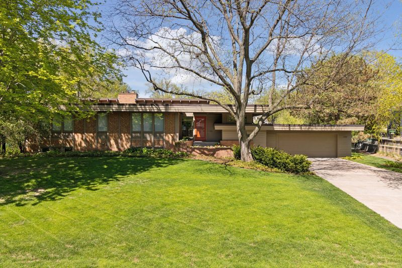 4801 E Sunnyslope Rd, Edina, MN 55424