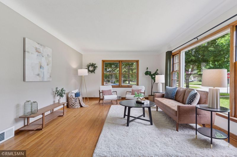 674 Wheelock Pw W, Saint Paul, MN 55117