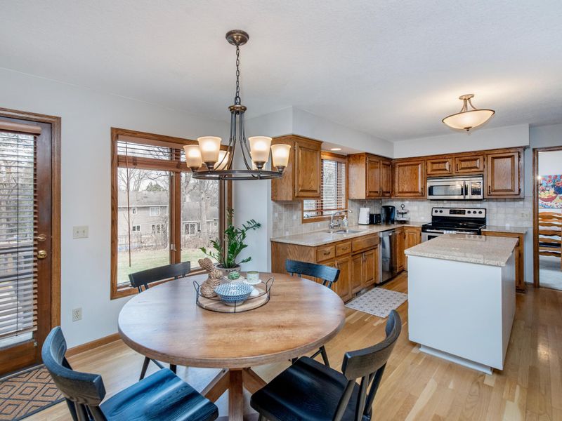 684 Stonewood Rd, Eagan, MN 55123