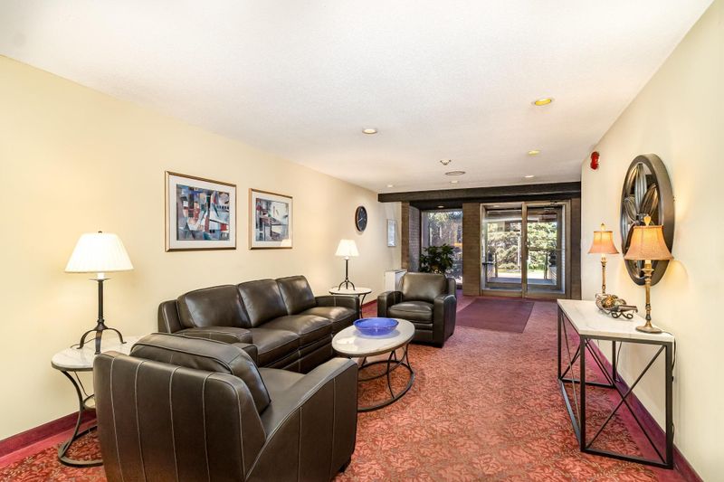 2800 Hamline Ave N #322, Roseville, MN 55113