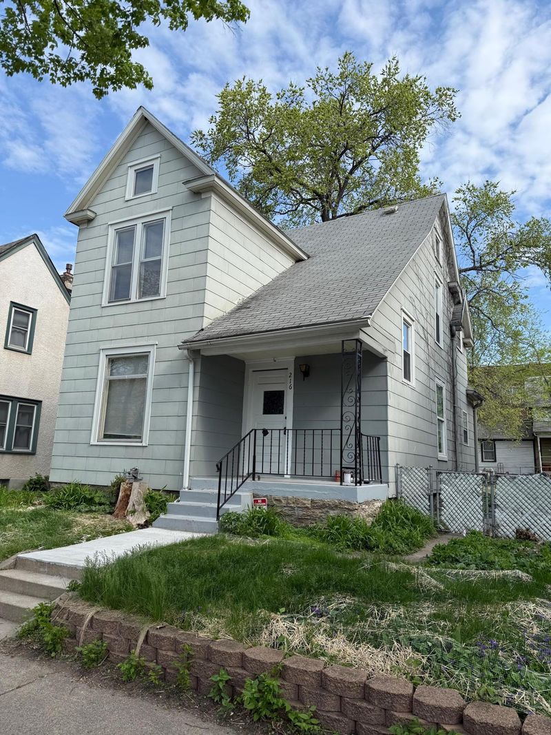 216 27th St E, Minneapolis, MN 55408