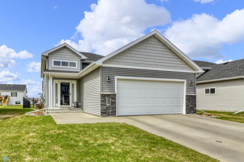 4553 13th St S, Moorhead, MN 56560