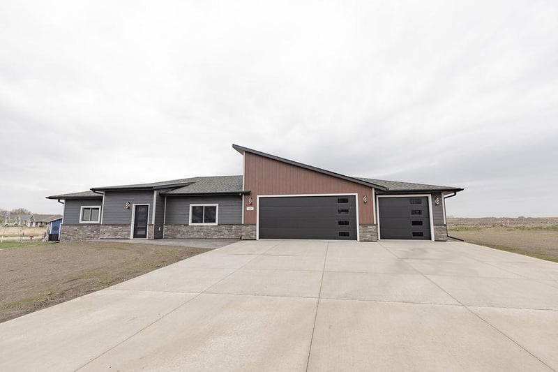 960 Sterling Ave, Worthington, MN 56187