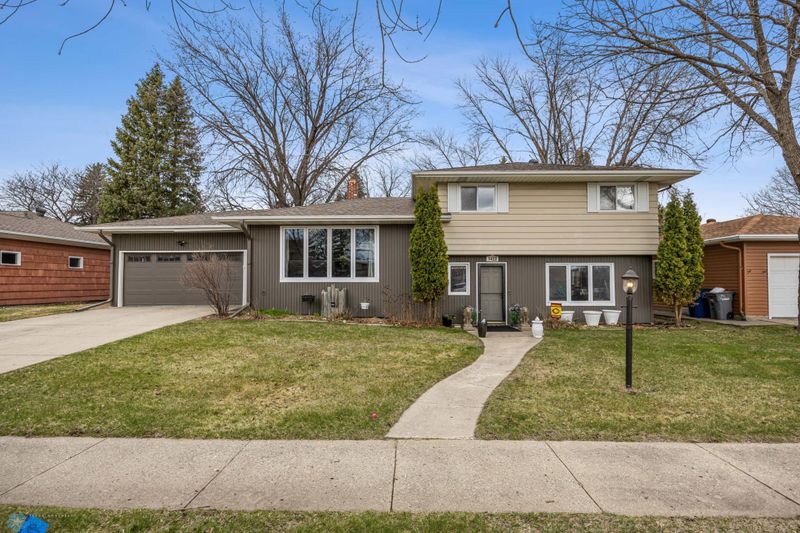 1422 10th Ave S, Moorhead, MN 56560