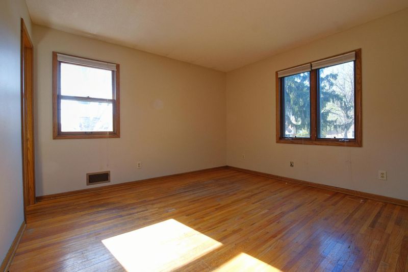 515 W 102nd St, Bloomington, MN 55420