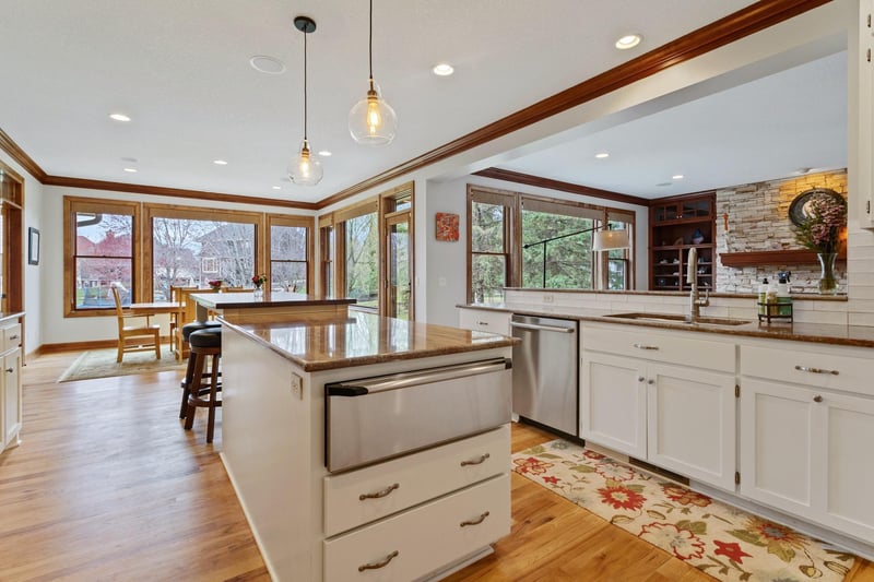 3262 Crestmoor Dr, Woodbury, MN 55125